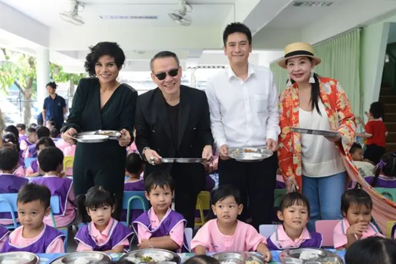 Wa Theater ส่งเสริมคุณภาพชีวิต เลี้ยงอาหารกลางวันและนำผลไม้ให้เด็กนักเรียนอนุบาลดวงประทีป