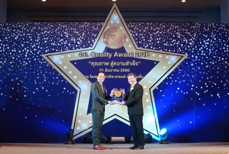 นายชนรรค์ สมบูรณ์เวชชการ (กลาง) กรรมการผู้จัดการ บร...