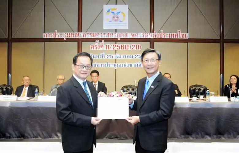 คุณเจน นำชัยศิริ (ขวา) ประธานสภาอุตสาหกรร...