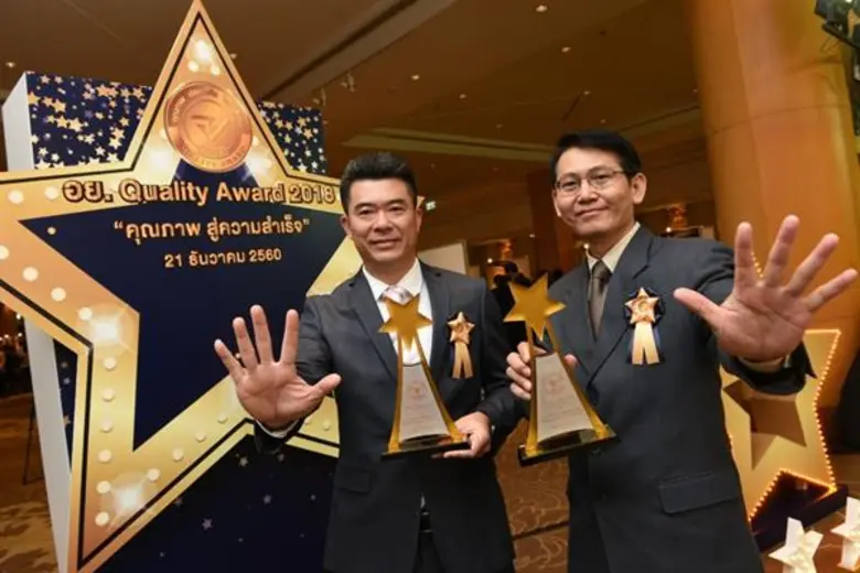 จากซ้ายไปขวา: นายวรกิจ เศรณีอริยาภรณ์ ผู้...