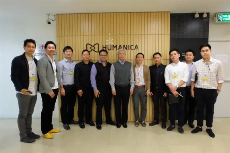 คุณสุนทร เด่นธรรม (กลาง) ประธานเจ้าหน้าที...