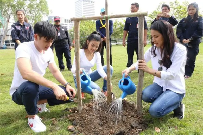 เอี๊ยง ธัญญ่า แนน ขอทำดีด้วยหัวใจ ปลูกต้นไม้ รอบสวนรถไฟ รำลึก 13 ปี ร้อยตำรวจตรี คุณพุ่ม เจนเซน