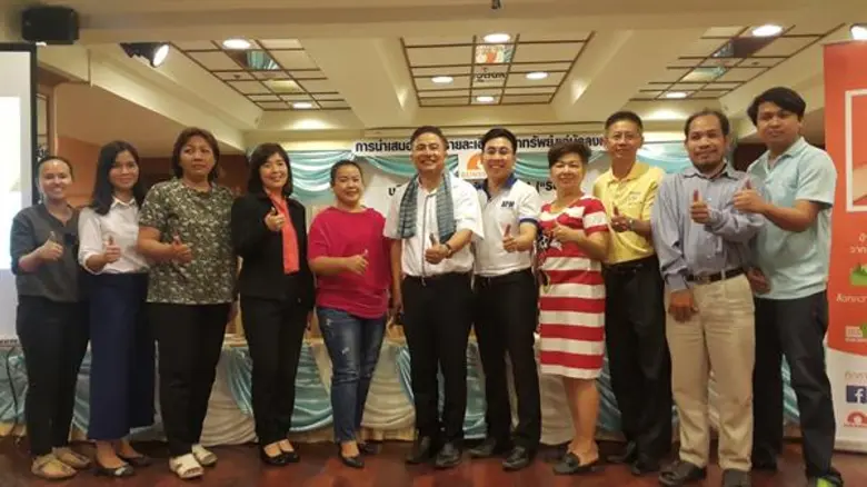 คุณสมภพ ศักดิ์พันธ์พนม (ที่ 6 จากขวา) ประ...