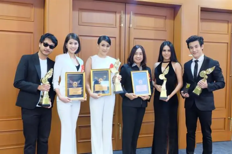 เหล่าศิลปินดาราเข้ารับรางวัล Beauty Awards2017