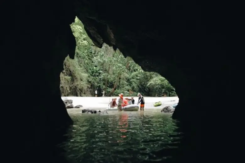 ทีวีไกด์: รายการ "หลงรักยิ้ม" สุด Unseen ถ้ำแห่งเมืองตรัง สัมผัสประสบการณ์สุดเสียว กับ “แดเนียล” ใน “หลงรักยิ้ม”