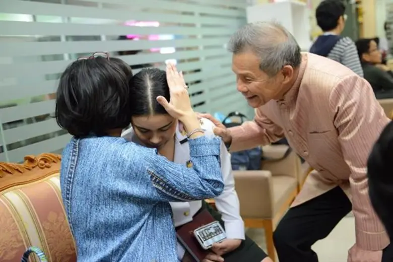 ทำบุญเสริมรัก? “มัดหมี่” ควง “สัว” มอบเงิน สมทุนช่วยเหลือทหารบาดเจ็บ