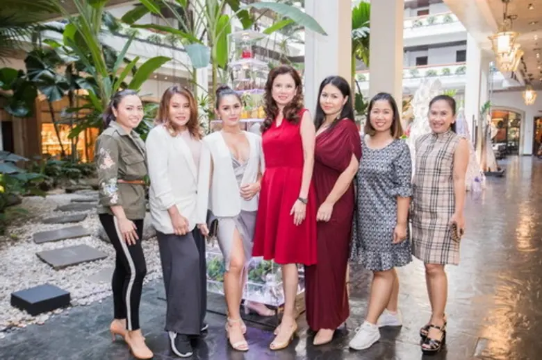 นนทกานต์ ทัพพะรังสี อึง (กลาง) กรรมการผู้...