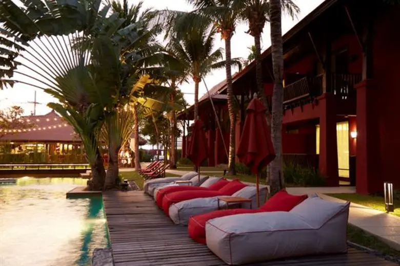 - คาดการณ์รายได้รวมทั้งสิ้น ปี 2560 เกือบ...