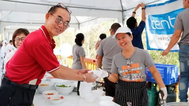 โรงแรมเซ็นทรา บายเซ็นทารา มาริส รีสอร์ท จอมเทียน ทอดผ้าป่าสามัคคี ณ วัดเขาไม้แดง บางพระ