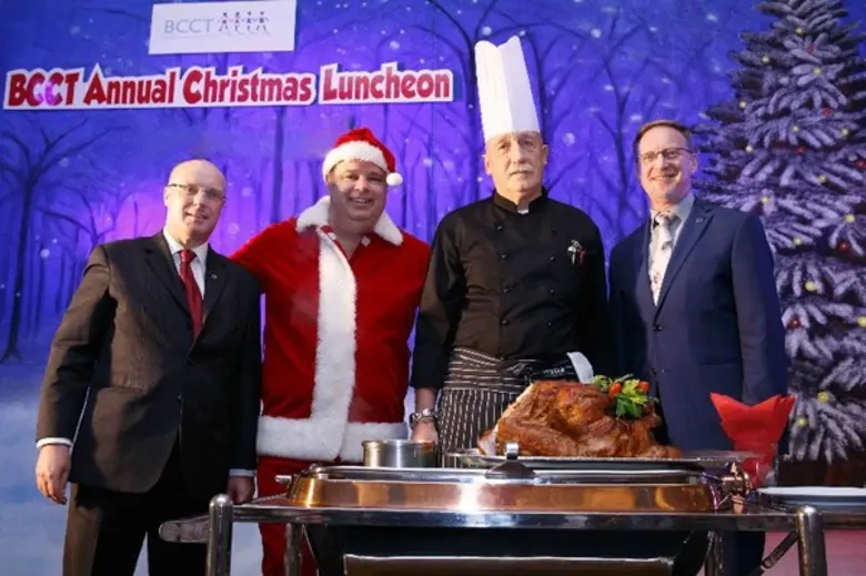 ฯพณฯ มร. ไบรอัน จอห์น เดวิดสัน (ขวาสุด) เ...