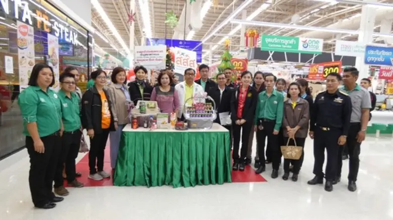 คณะทำงานตรวจสอบฉลากสินค้าที่ควบคุมฉลากจังหวัดจันทบุรี ออกตรวจกระเช้าของขวัญปีใหม่ เพื่อป้องกันการละเมิดสิทธิ์ผู้บริโภค