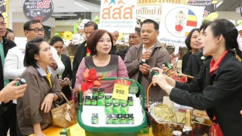 คณะทำงานตรวจสอบฉลากสินค้าที่ควบคุมฉลากจังหวัดจันทบุรี ออกตรวจกระเช้าของขวัญปีใหม่ เพื่อป้องกันการละเมิดสิทธิ์ผู้บริโภค