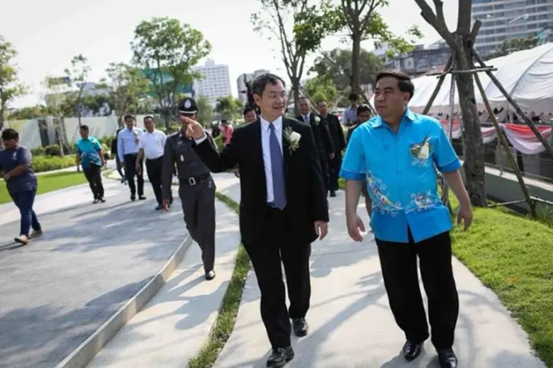 เมื่อเร็วๆนี้ ณ บริเวณสวนสาธารณะไนท์สแควร...