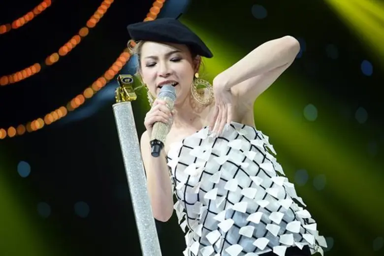 ทีวีไกด์: รายการ “ร้องแลก แจกเงิน Singer Takes It All” (ซิงเกอร์ เทคอิท ออล) “เอ-วราวุธ” คืนกำไรผู้ชมส่งท้ายปี ส่งคู่หูลงประชันเสียงร้อง