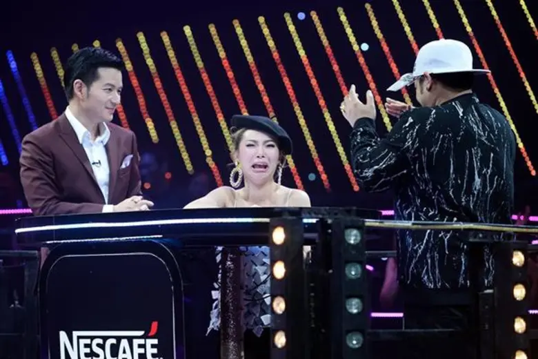 ทีวีไกด์: รายการ “ร้องแลก แจกเงิน Singer Takes It All” (ซิงเกอร์ เทคอิท ออล) “เอ-วราวุธ” คืนกำไรผู้ชมส่งท้ายปี ส่งคู่หูลงประชันเสียงร้อง