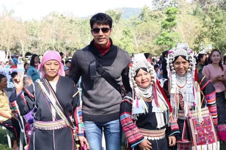 ผู้จัด-นักแสดง ละครแผ่นดินของพ่อ ร่วมมอบผ้าห่มกับกองทัพอากาศ ณ เชียงใหม่