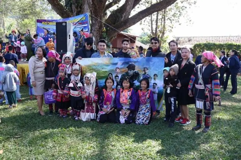 ผู้จัด-นักแสดง ละครแผ่นดินของพ่อ ร่วมมอบผ้าห่มกับกองทัพอากาศ ณ เชียงใหม่