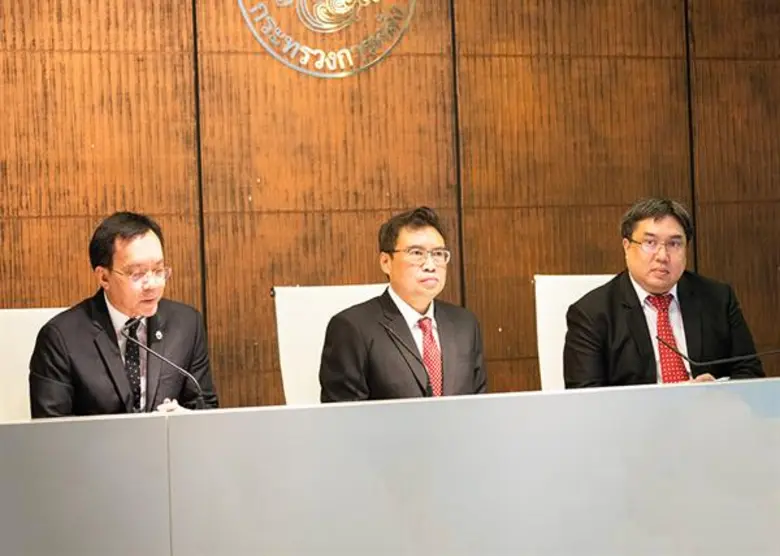 นายพรชัย ฐีระเวช ที่ปรึกษาด้านเศรษฐกิจการ...