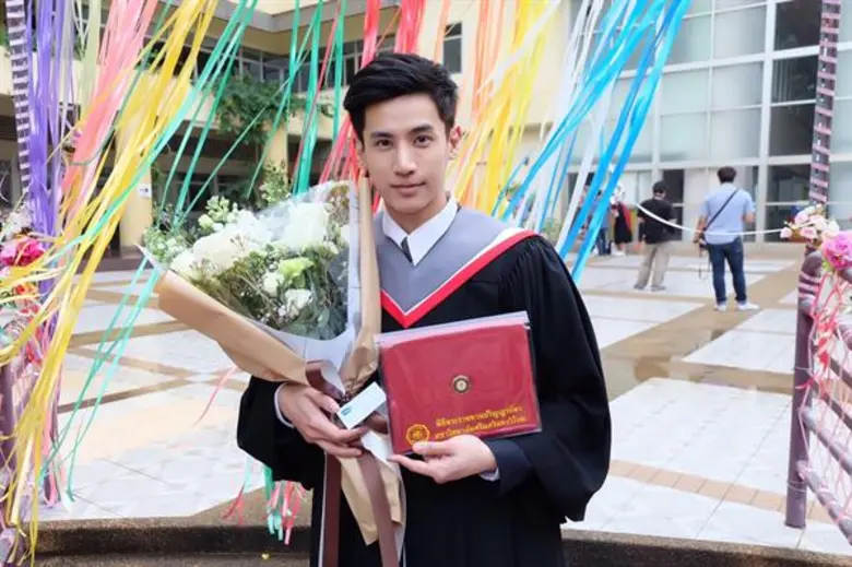 ปรบมือรัวๆ ยินดีกับบัณฑิตใหม่ "อู๋จุน-กร ...