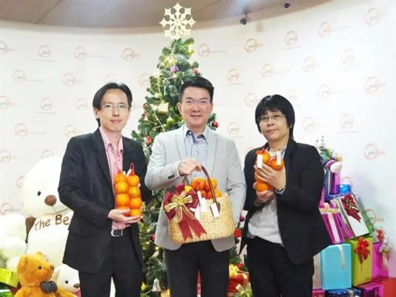 นายปิยะ พงษ์อัชฌา (กลาง) ประธานเจ้าหน้าที...