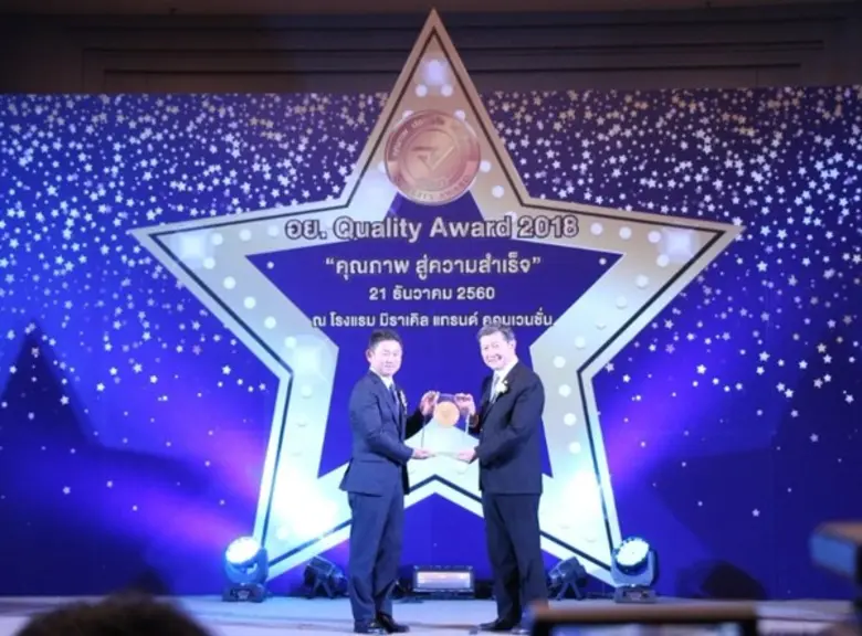 มร.ยูกิ มิยาซาวา (ซ้าย) ผู้จัดการโรงงานเบ...