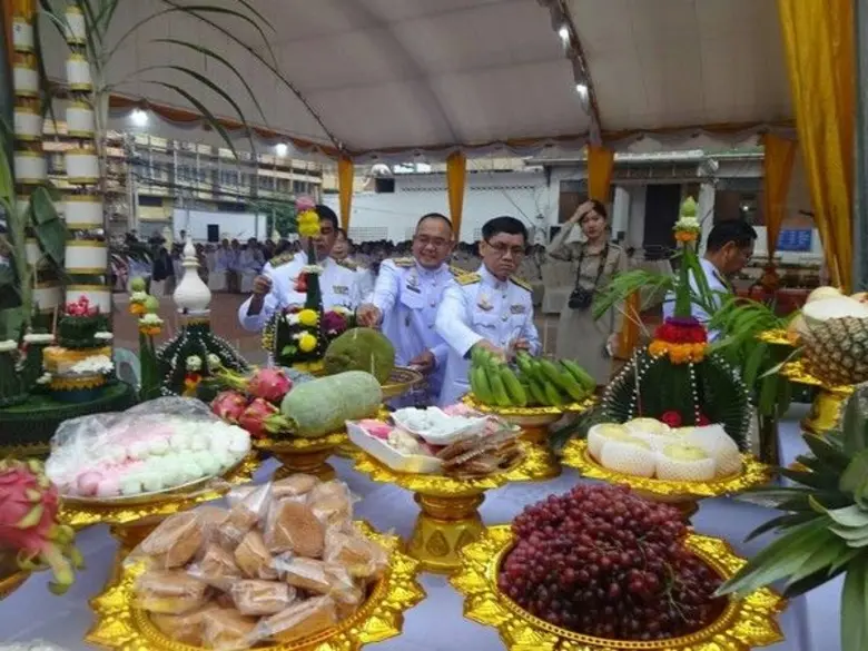 ณ ลานพระบรมราชานุสาวรีย์สมเด็จพระเจ้าตากส...