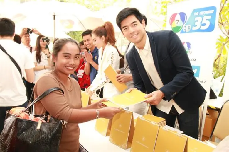 ช่อง 7 สี ส่งนักแสดงร่วมแจกปฏิทินปีใหม่ 2561