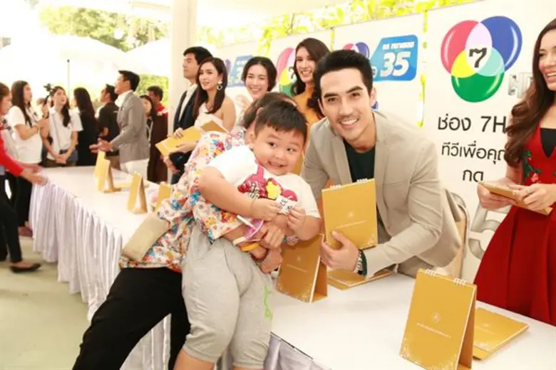 ช่อง 7 สี ส่งนักแสดงร่วมแจกปฏิทินปีใหม่ 2561