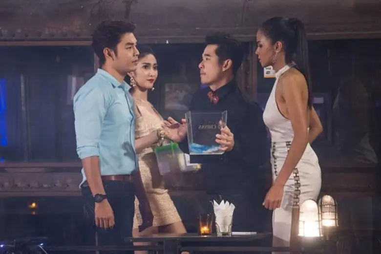 เสียงปรบมือดังขึ้น ในขณะที่เรนนี่ก้าวขึ้น...