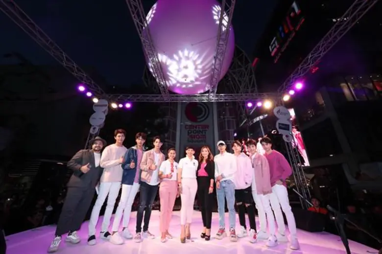 เป๊ก - โอ๊ต นำทีม เปิดประสบการณ์ใหม่ เคาท์ดาวน์ก่อนใครในงาน 'Warm Up Countdown Party 2018’ เซ็นเตอร์พอยท์ ออฟ สยามสแควร์