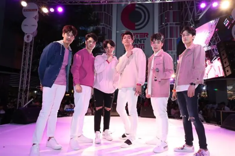 เป๊ก - โอ๊ต นำทีม เปิดประสบการณ์ใหม่ เคาท์ดาวน์ก่อนใครในงาน 'Warm Up Countdown Party 2018’ เซ็นเตอร์พอยท์ ออฟ สยามสแควร์