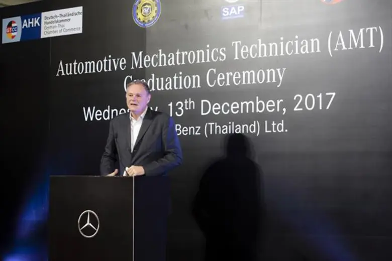 เมอร์เซเดส-เบนซ์ มอบประกาศนียบัตรจากหอการค้าเยอรมัน-ไทย ประเทศเยอรมนี แก่นักเรียนช่างฝึกหัดหลักสูตรการศึกษาทวิภาคี