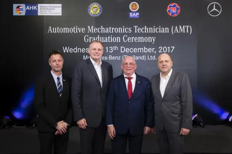 เมอร์เซเดส-เบนซ์ มอบประกาศนียบัตรจากหอการค้าเยอรมัน-ไทย ประเทศเยอรมนี แก่นักเรียนช่างฝึกหัดหลักสูตรการศึกษาทวิภาคี