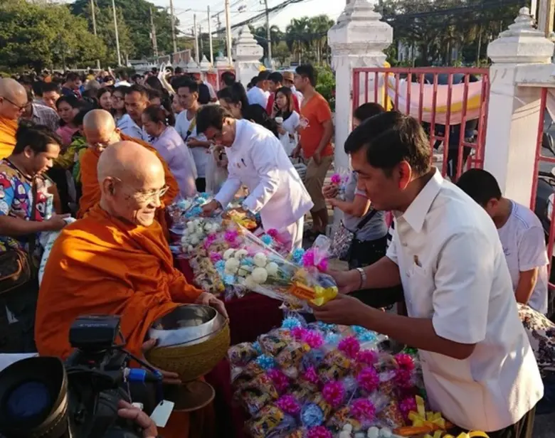 กอ.รมน.จังหวัด ช.บ. ร่วมพิธีทำบุญตักบาตรข้าวสารอาหารแห้งพระสงฆ์? เนื่องในวันขึ้นปีใหม่? พุทธศักราช? 2561?
