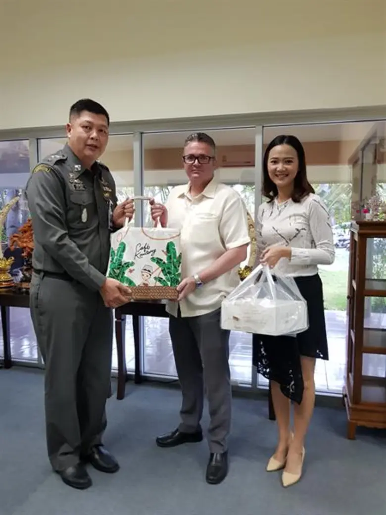 มร.คริสเตียน เริล์ชลิ (กลาง) ผู้จัดการทั่...