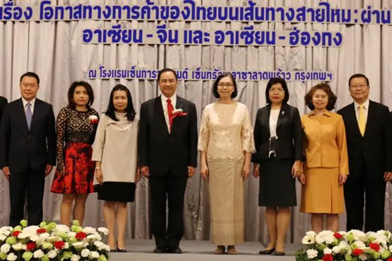 ชุติมา บุณยประภัศร (คนที่ 5 จากซ้าย) รัฐม...