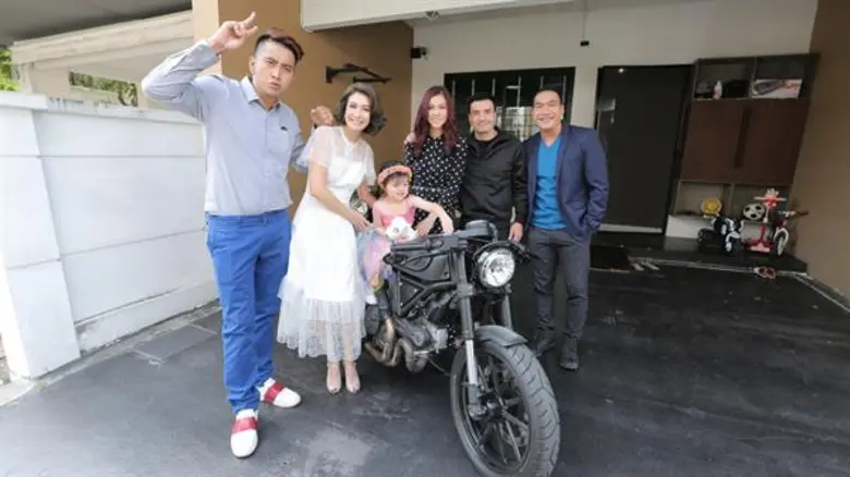 ทีวีไกด์: รายการ "THE GUEST (เดอะ เกสท์) ตีสนิทคนดัง “ตั๊ก บริบูรณ์” เปิดบ้านสไตล์ลอฟท์ ต้อนรับ “บ๊วย-เอมี่-บอล” จาก “ตีสนิทคนดัง”