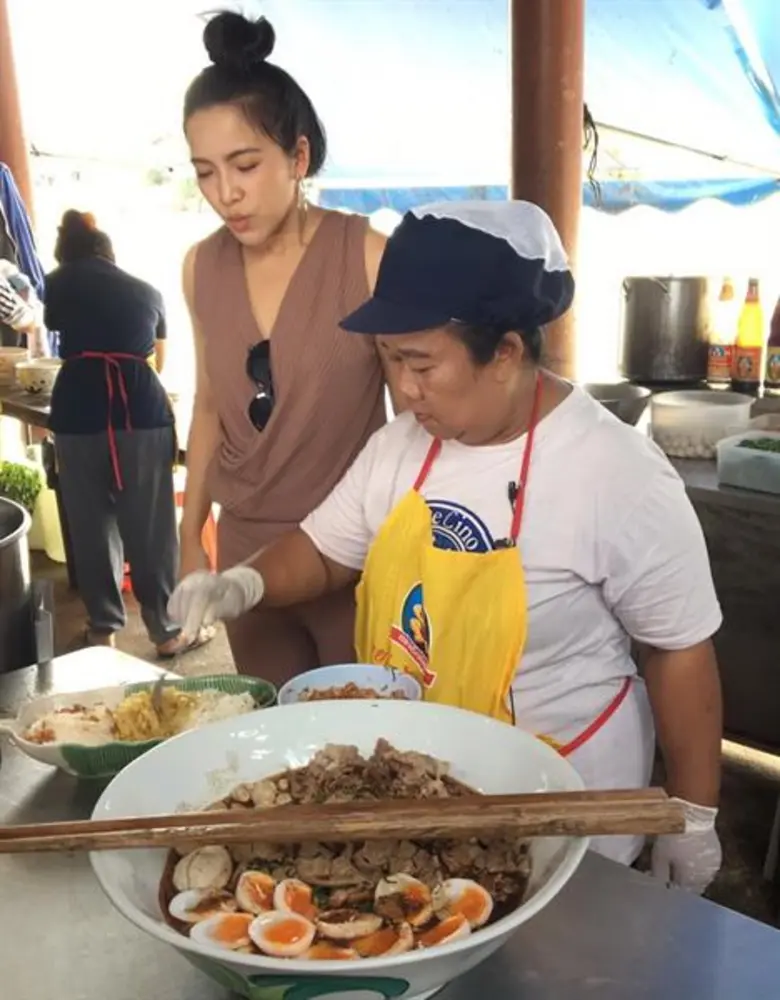 ทีวีไกด์: รายการ "ตลาดสดพระราม ๔" “มะปราง” อึ้งหนักมาก! “ก๋วยเตี๋ยวชามยักษ์” แซบเว่อร์