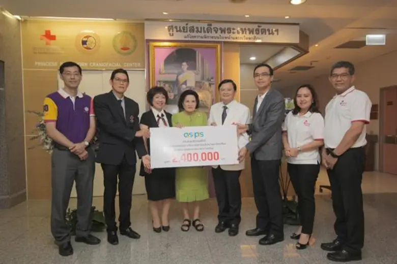 นายธนา ถิรมนัส (ที่ 3 จากขวา) ประธานมูลนิ...