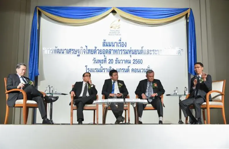 คุณนรากร ราชพลสิทธิ์ (ขวาสุด) ประธานเจ้าห...