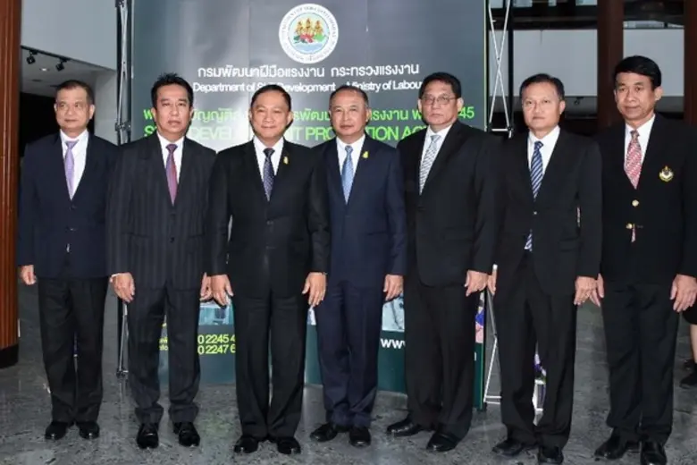 พลตำรวจเอก อดุลย์ แสงสิงแก้ว รัฐมนตรีว่าก...