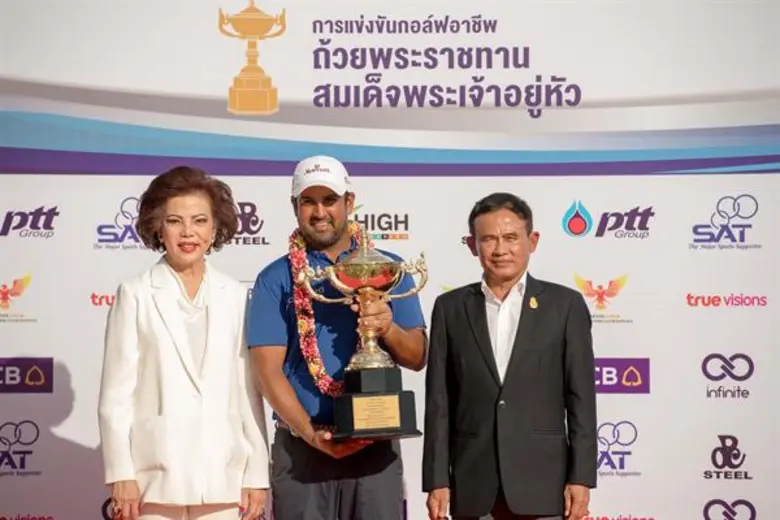 คุณจรรยา สว่างจิตร (ซ้าย) ประธานบริหาร สน...