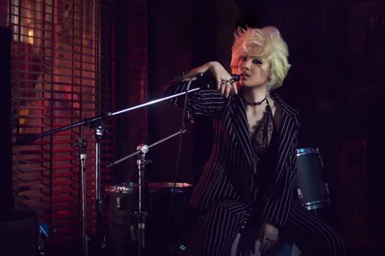 พลอยชมพู ปรับลุค ทั้งเท่ห์ เปรี้ยว  ถ่ายทอดคอนเสปต์ Art & Music แฟชั่นนิตยสาร MiX แมกกาซีน