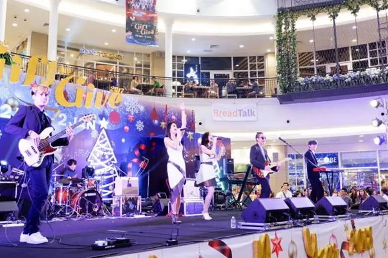 เลิฟ อิส ร่วมกับ เดอะ พรมมานาด มอบความสุข...