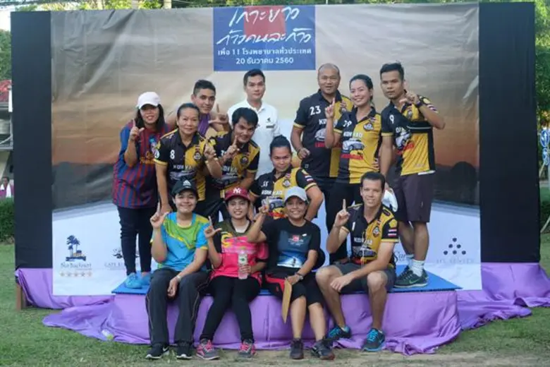 เมื่อเร็วๆ นี้ มร.ทิโม่ เคว้นซ์ลี่ (แถวหน...