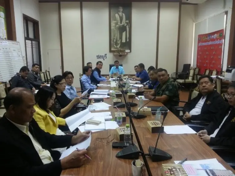 กอ.รมน.จังหวัด ช.บ. ร่วมรับชมการแถลงข่าวสรุปผลการดำเนินงานประจำวันและพิธีปืดศูนย์อำนวยการป้องกันและลดอุบัติเหตุทางถนนผ่านระบบ Video Conference