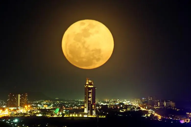 ทีมงานวานา นาวา สกาย จากโรงแรมฮอลิเดย์ อิ...