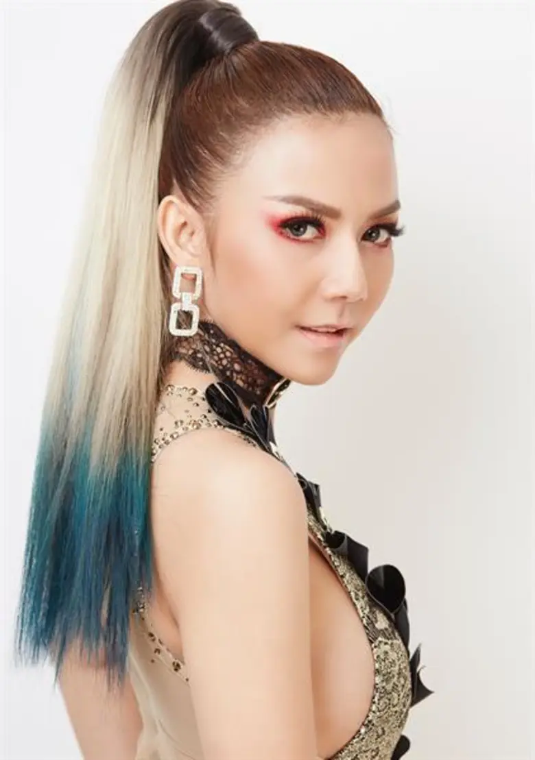 นอกจากจะเป็นศิลปินคนแรกของ ค่าย อาร์สยาม ...