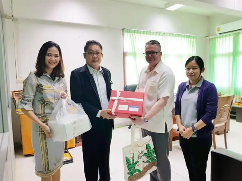 มร.คริสเตียน เริล์ชลิ (ที่ 2 จากขวา) ผู้จ...