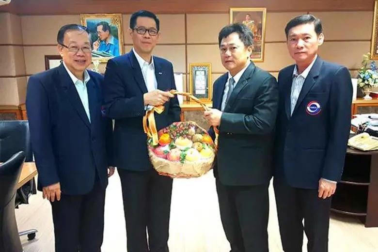 ดร.วิริยะ ลิขิตวงศ์ (ที่ 2 จากซ้าย) นายกส...